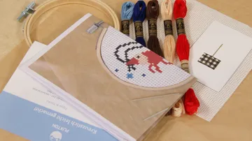 Stickset mit Fäden und Anleitung.
