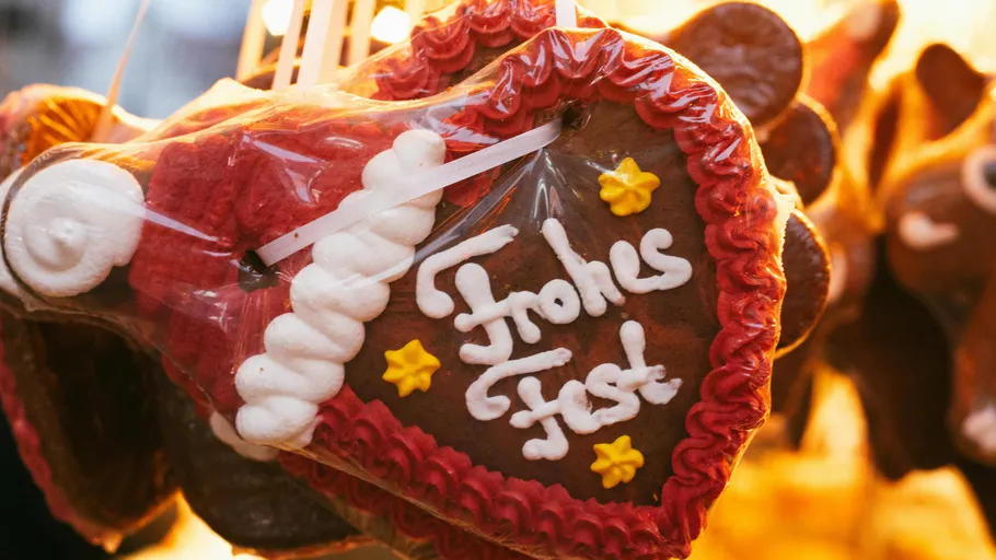 Heart-shaped gingerbread with 'Frohes Fest' text.