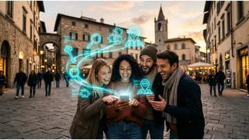 Gruppe von Freunden schaut draußen aufs Smartphone.