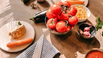 Tomaten und Gemüse auf Holztisch.