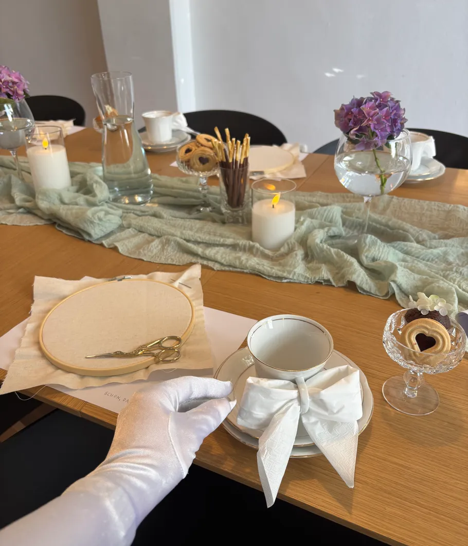 Elegante Tischdekoration mit Blumen und Kerzen.