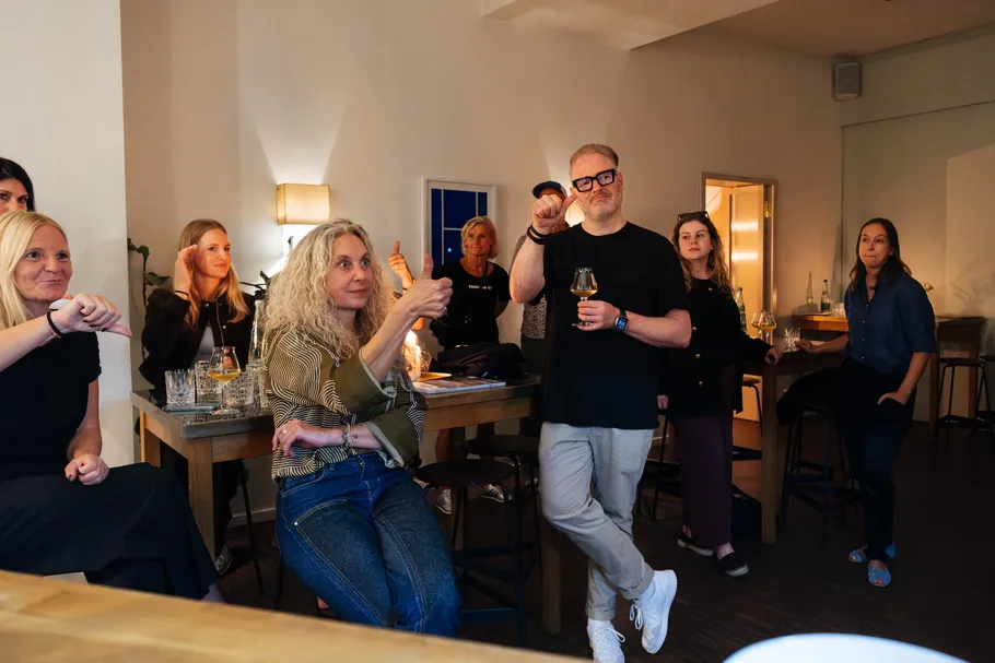 Gruppe von Menschen unterhält sich in einer gemütlichen Bar.