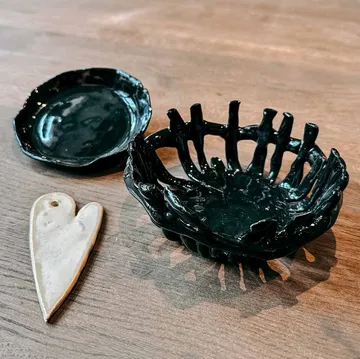 Black ceramic bowls and white heart-shaped object.