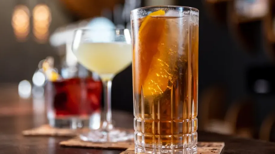 Cocktails auf einer Bar mit gedämpftem Licht.