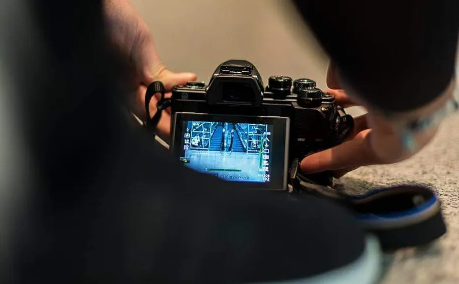 Kamera fotografiert Rolltreppe in Innenbereich.