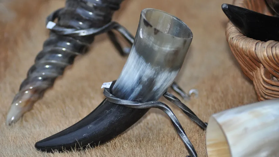 Trinkhorn in Metallständer ausgestellt.