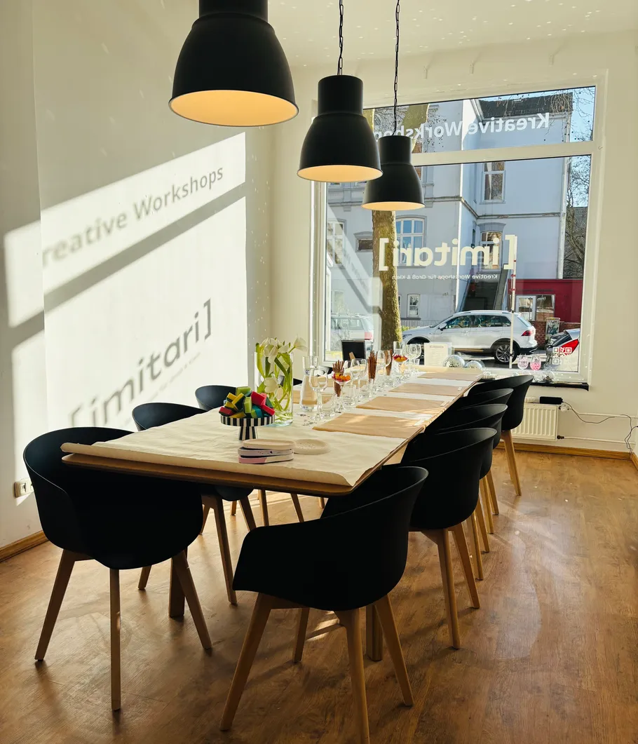 Tisch für kreativen Workshop, große Fenster.