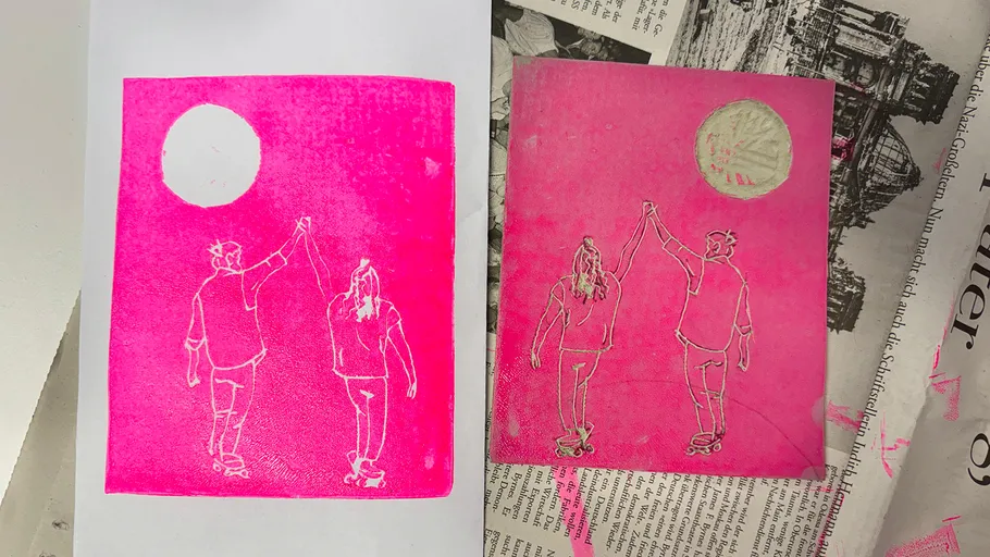 Rosa Kunstwerk von zwei sich haltenden Personen.