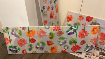 Bunte Blumenbilder auf Holzboden.