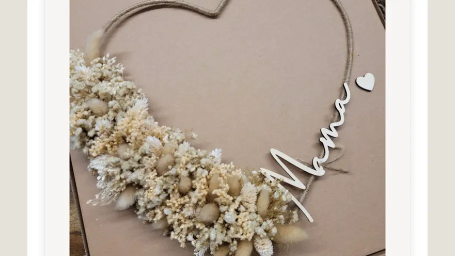 Herzförmiger Kranz mit Trockenblumen und 'Mama'.