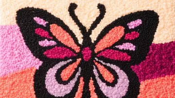 Buntes Schmetterlingsmuster auf Textil.
