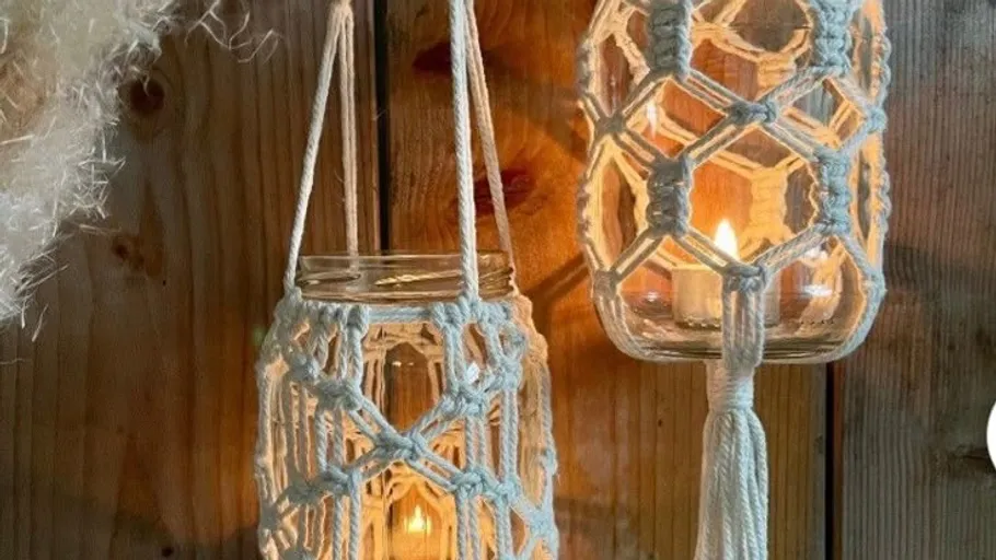 Hängende Glasgefäße mit Makramee-Seilhüllen.
