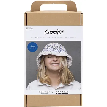 Häkelset-Box mit lächelnder Frau im Hut.