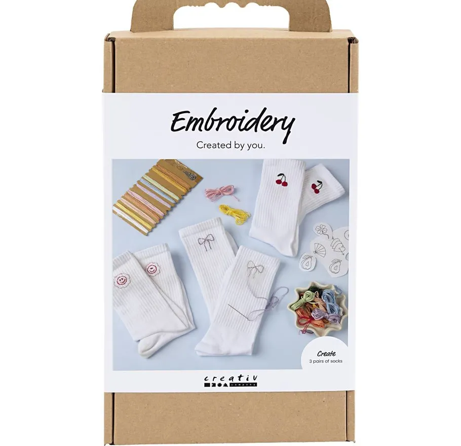 Stickset mit Socken und Garnzubehör.