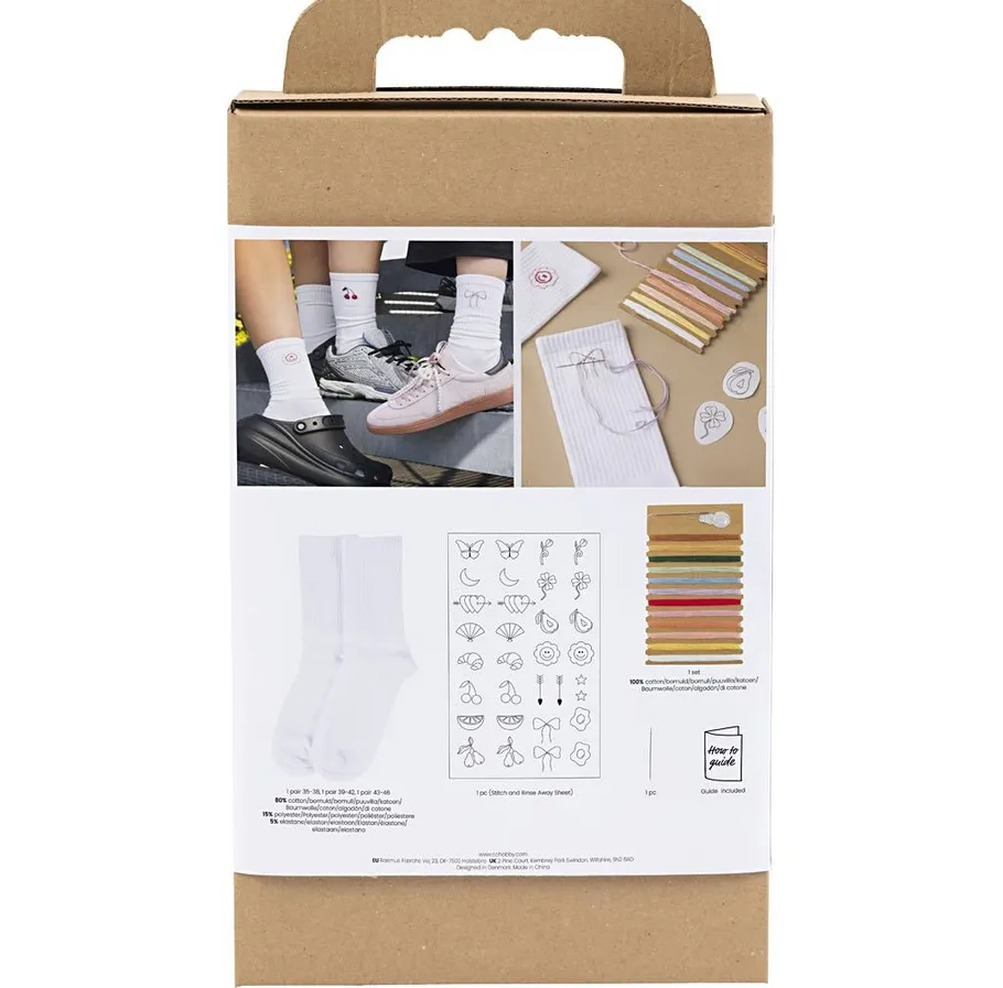 Socken und Stickset mit Designs auf Verpackung.