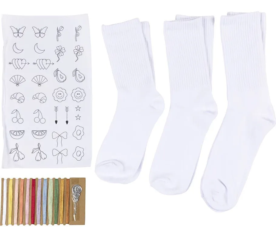 Stickset mit Socken und Mustern.