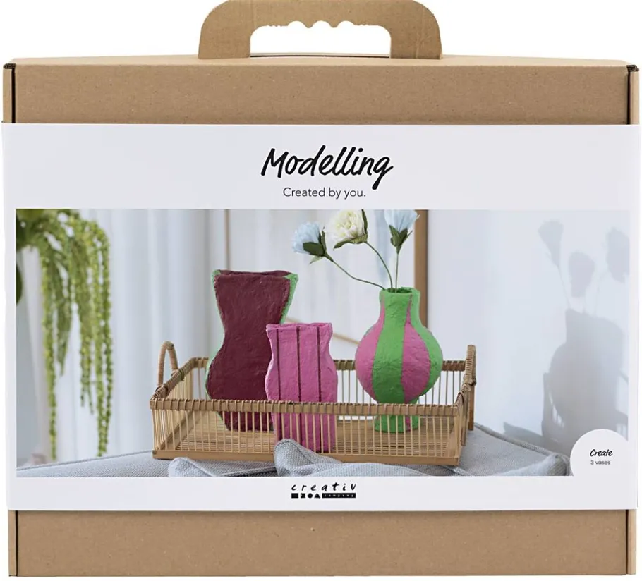 Schachtel mit Modelliermasse und Vasenvorlagen.