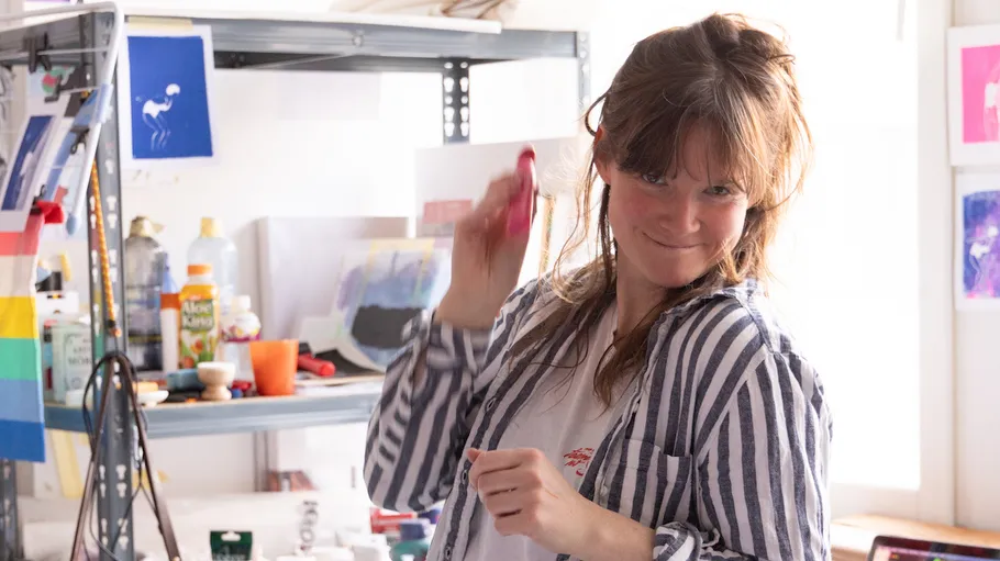 Person hält Pinsel im Kunststudio.