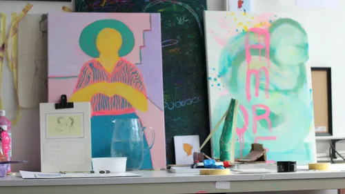 Abstrakte Gemälde auf unordentlichem Kunststudio-Tisch.