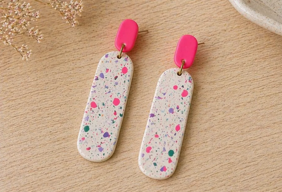 Bunte Ohrringe mit pinkem und gesprenkeltem Design.