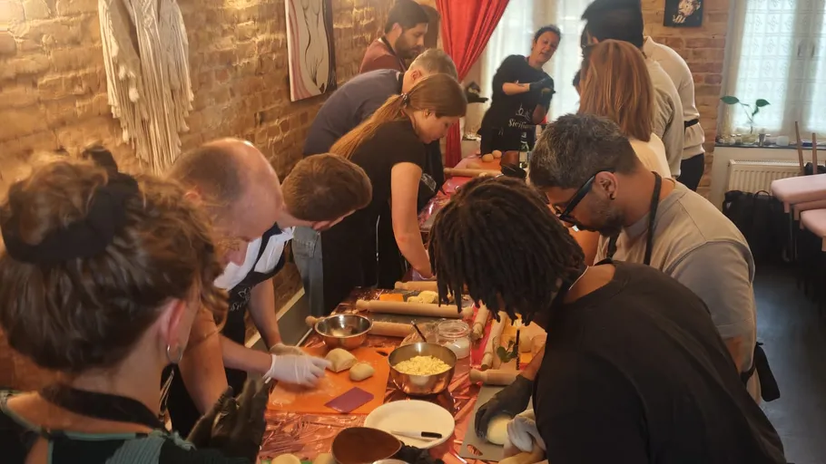 Personen kochen in einem Küchenworkshop.