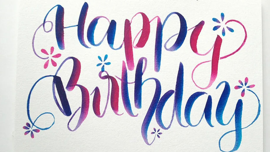 Bunte Kalligrafie mit "Happy Birthday" und Blumen.