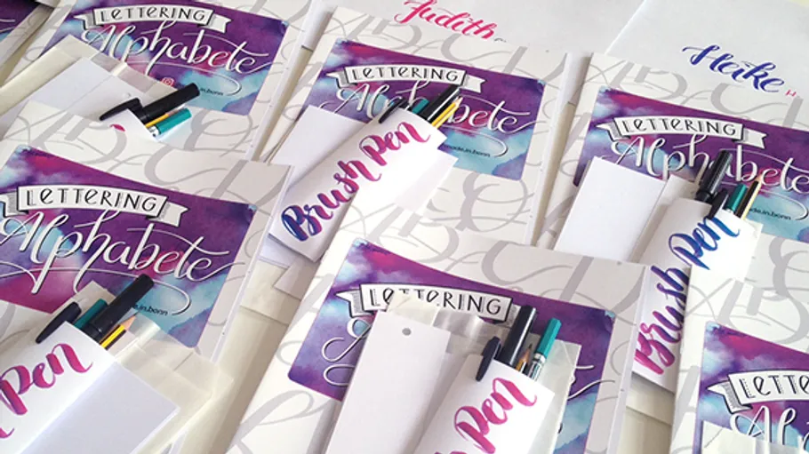 Lettering-Kits mit Stiften und Arbeitsblättern ausgestellt.
