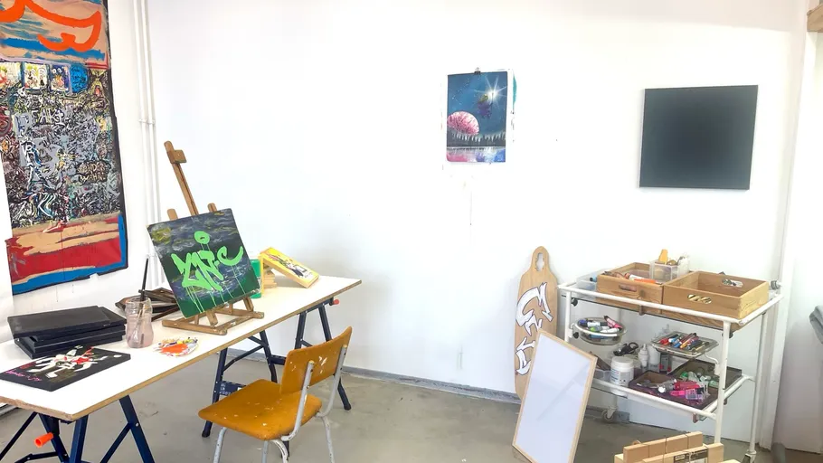 Kunststudio mit sichtbaren Gemälden und Materialien.