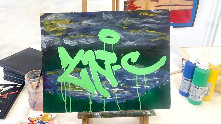 Abstraktes Gemälde auf Staffelei mit grünen Streifen.