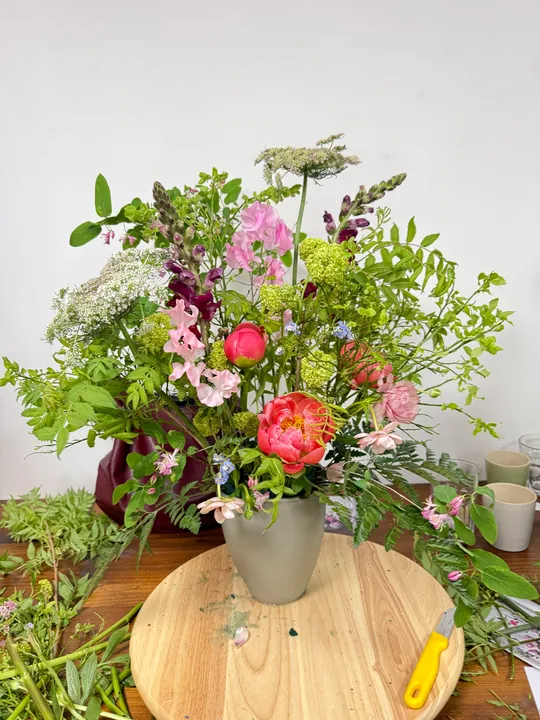 Bunte Blumengesteck in einer Keramikvase.