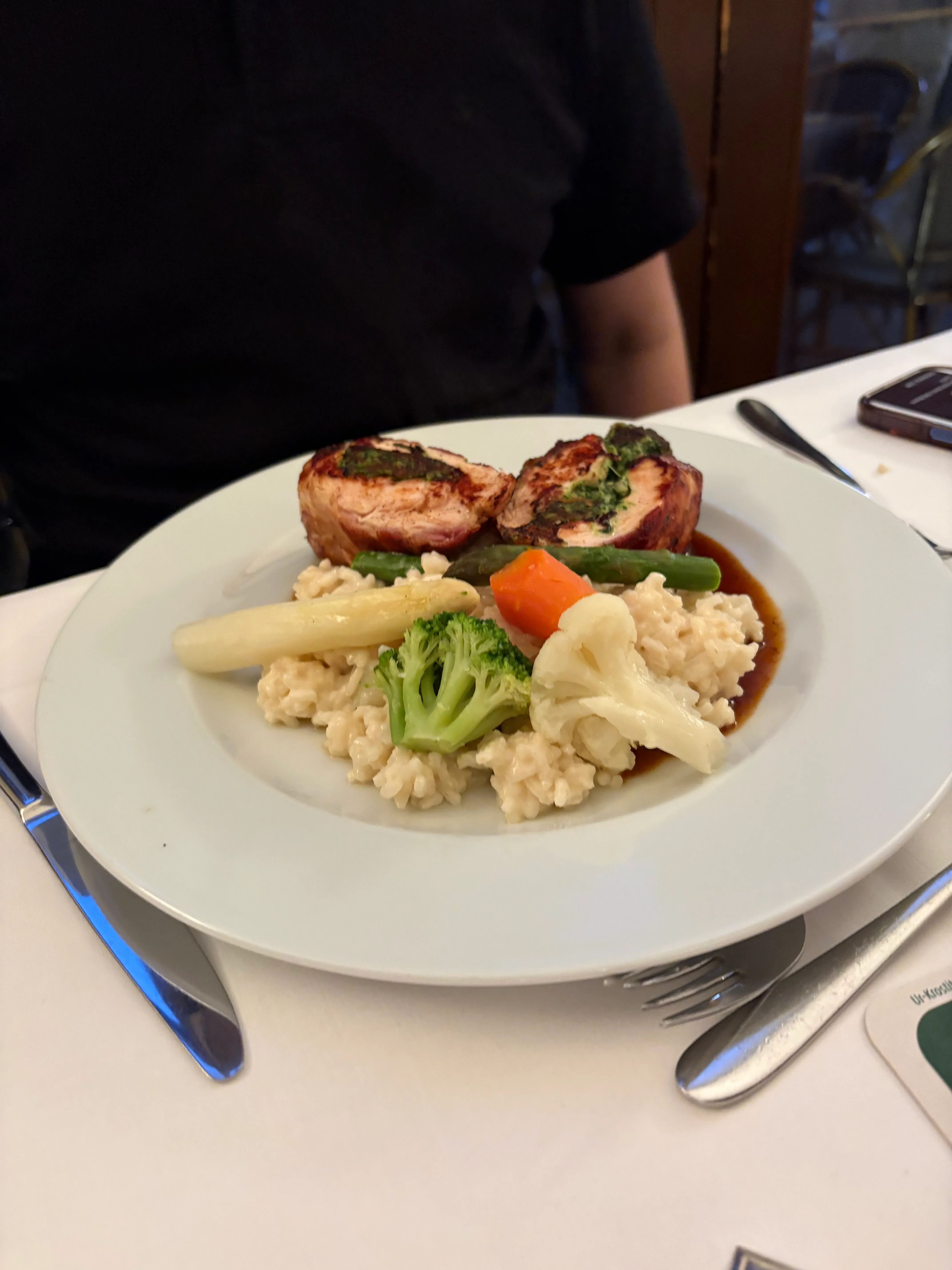 Gefülltes Huhn mit Gemüse auf Restaurantteller.