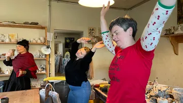 Frauen im Kurs bewegen sich hingebungsvoll zu Klängen.