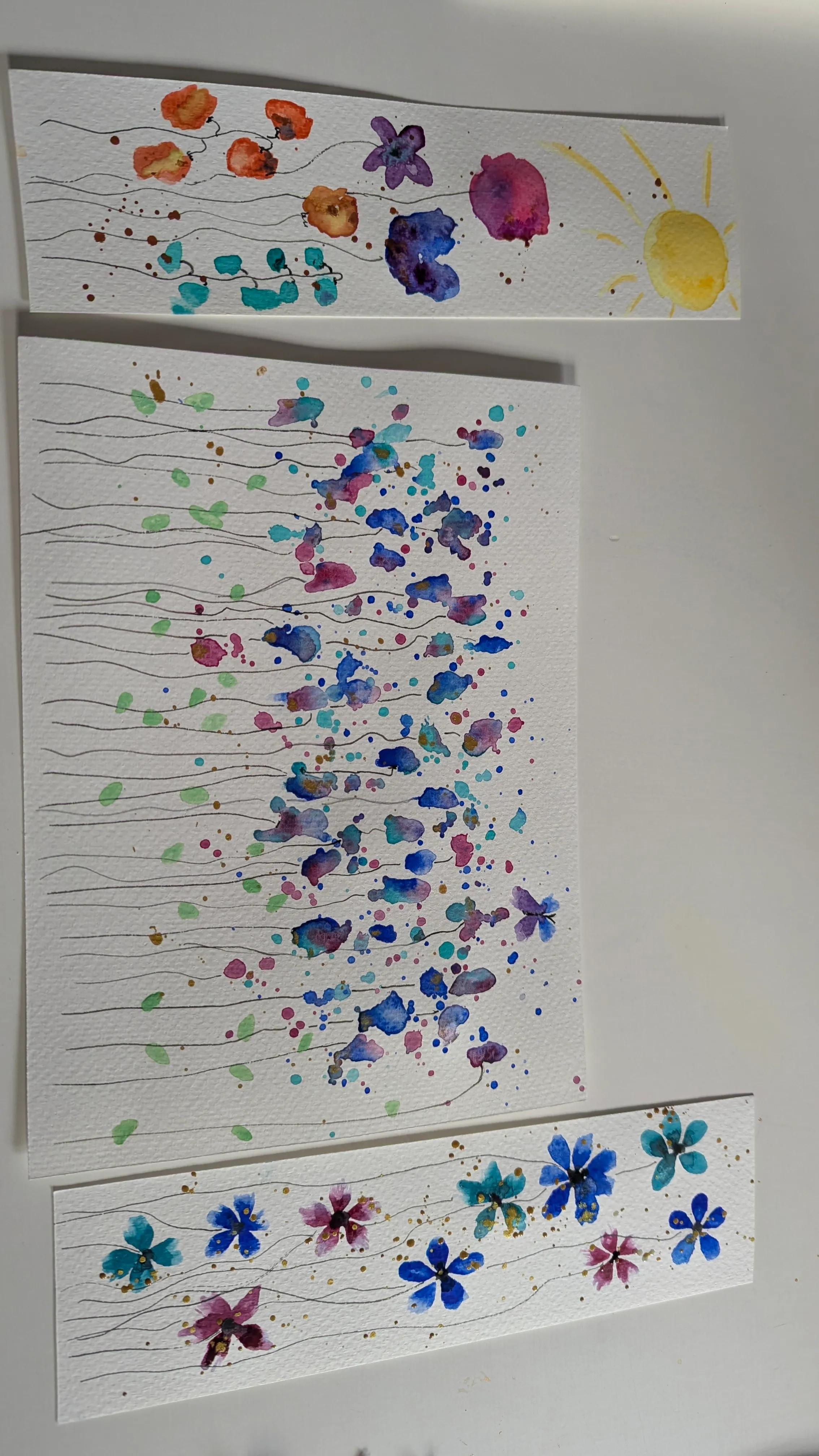 Abstrakte Aquarellblumen auf weißem Papier.