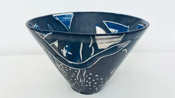 Keramikschale mit abstraktem blau-weißem Design innen.