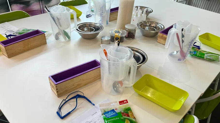 Kochzutaten und -utensilien auf einem Tisch.