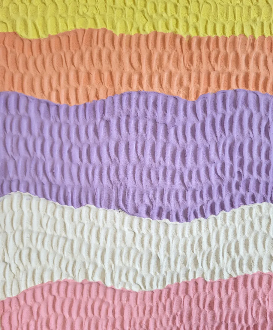 Texturiertes, buntes, wellenförmiges Wandkunstwerk.