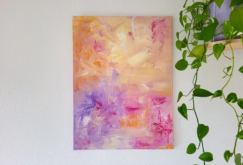 Abstraktes Gemälde mit Rosa, Lila; Pflanze daneben.