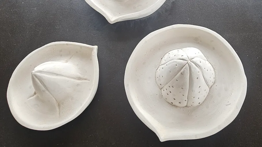 Weiße Keramikteller mit einzigartigen, abstrakten Designs.