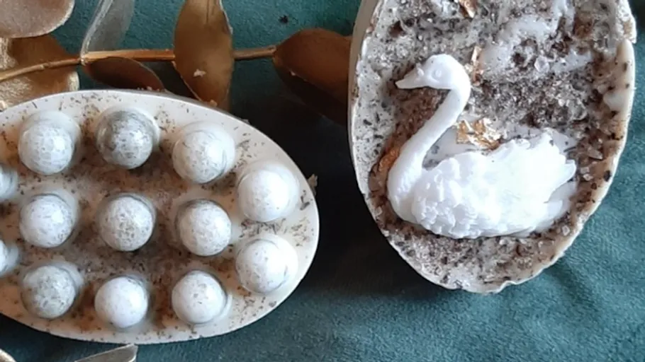 Dekorative Seifen mit Schwan- und Kugeldesign.