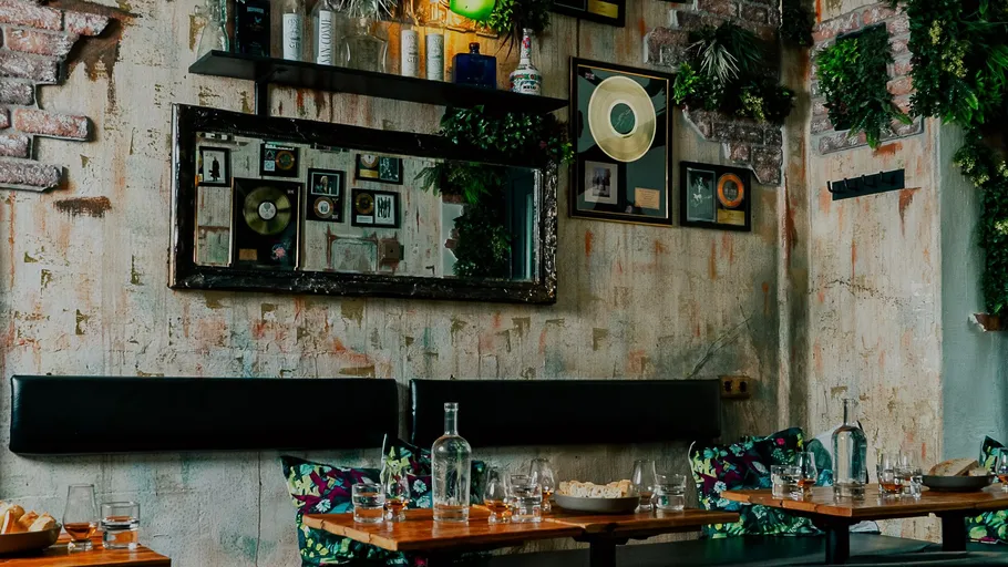 Rustikales Restaurant mit dekorierter Wand und Tischen.