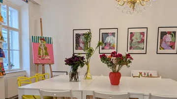 Kunstvoller Raum mit Blumen auf dem Tisch.