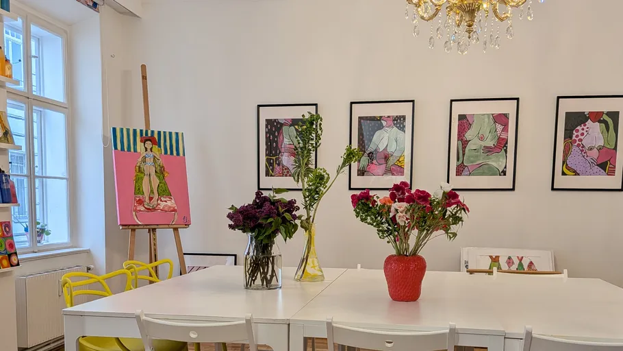 Kunstvoller Raum mit Blumen auf dem Tisch.