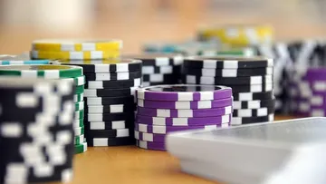 Stapel mit bunten Pokerchips auf Tisch.