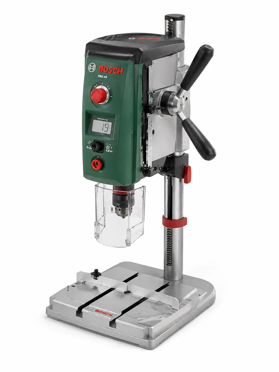 Bohrmaschine mit Digitalanzeige auf Ständer.