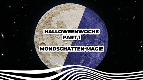 Halbblauer Mond mit Halloween-Textüberlagerung.