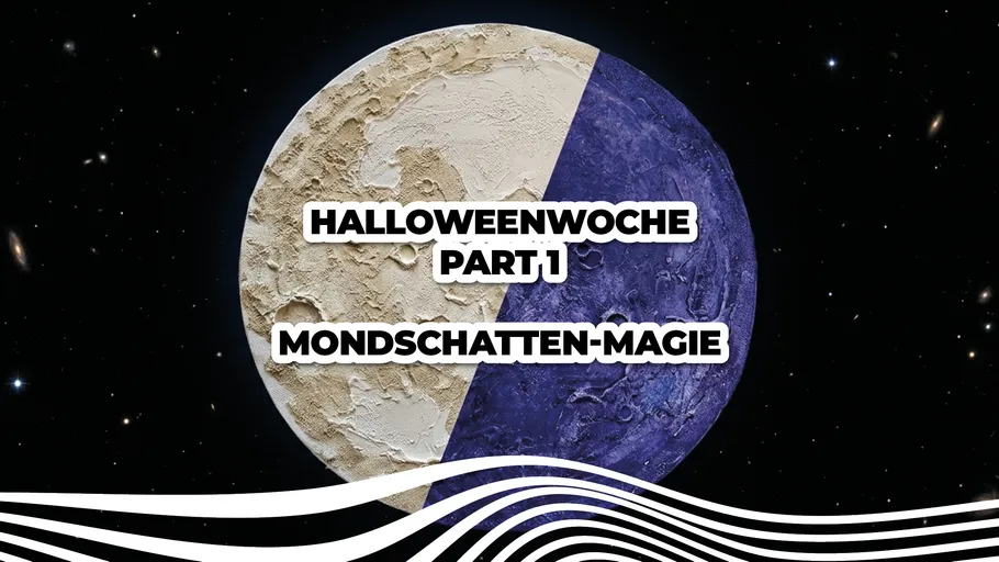 Halbblauer Mond mit Halloween-Textüberlagerung.