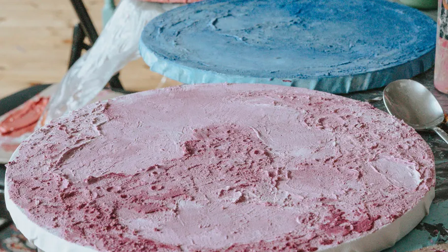 Rosa und blaue Gipskreise auf Tisch.