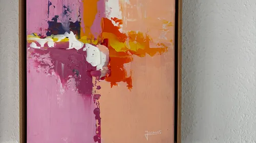 Abstraktes Gemälde mit lebendigen Farben auf Leinwand.