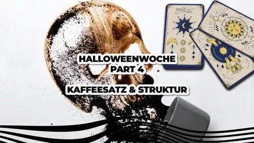 Kaffeesatz-Schädel neben Tarotkarten.