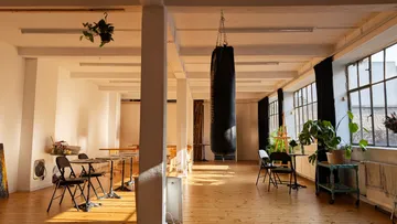 Geräumiges Loft mit Boxsack und Stühlen.